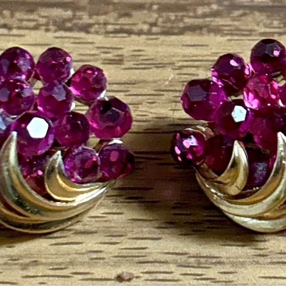 Trifari • Briolette Fuschia •Gold Tone • Purple • Rhinestone Flower • Earrings - Picture 6 of 14